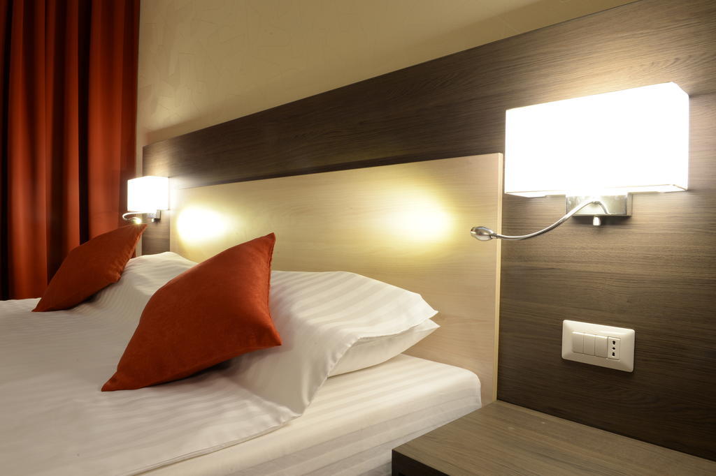 Dumbravita  Hotel Galaxy חדר תמונה
