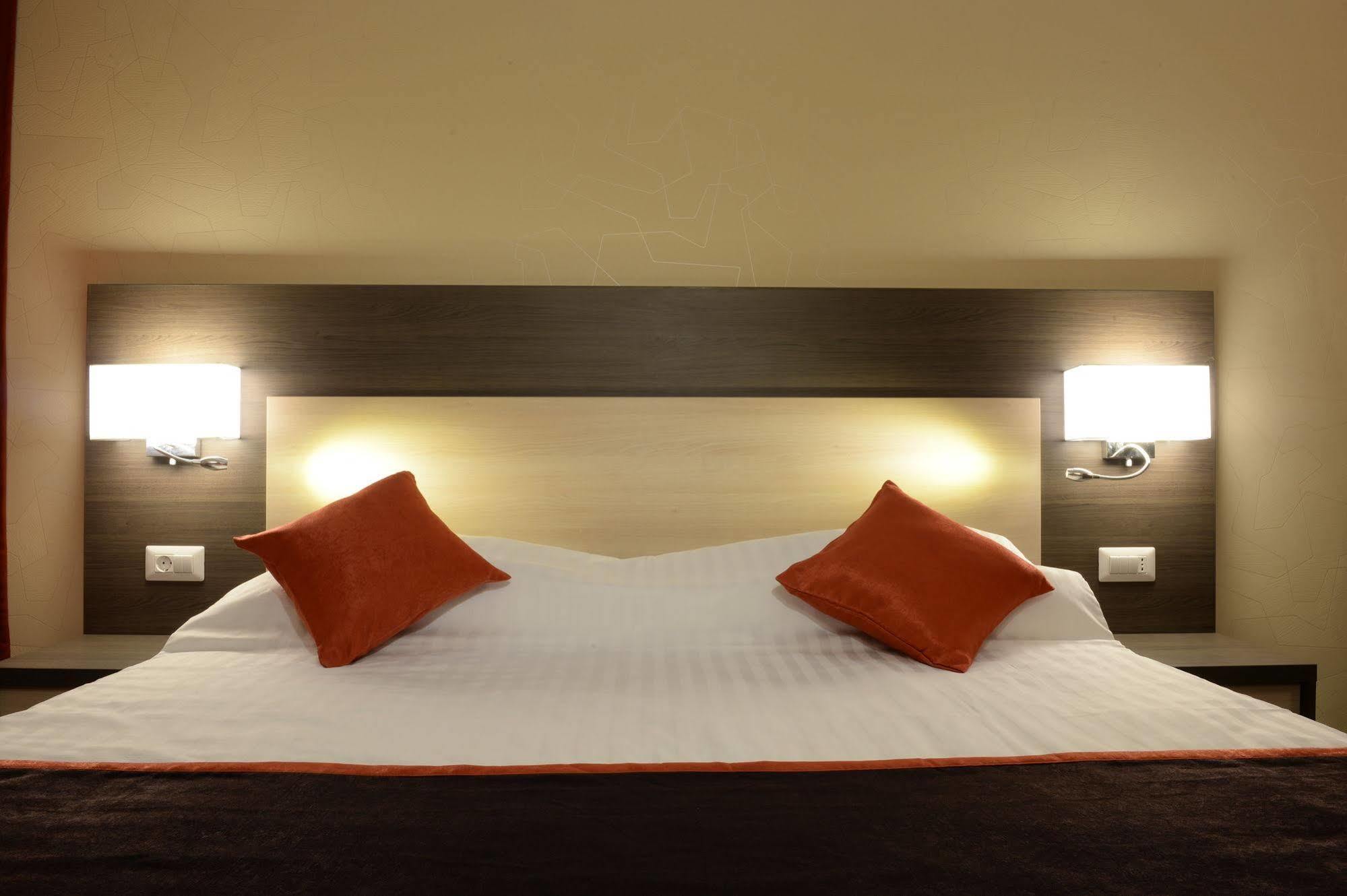 Dumbravita  Hotel Galaxy מראה חיצוני תמונה
